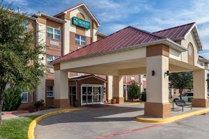 Quality Suites Addison-Dallas place picture
