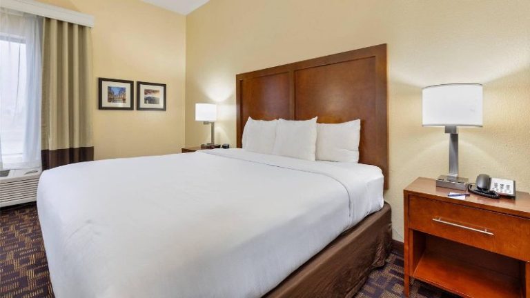 Comfort Inn & Suites North Aurora – Naperville