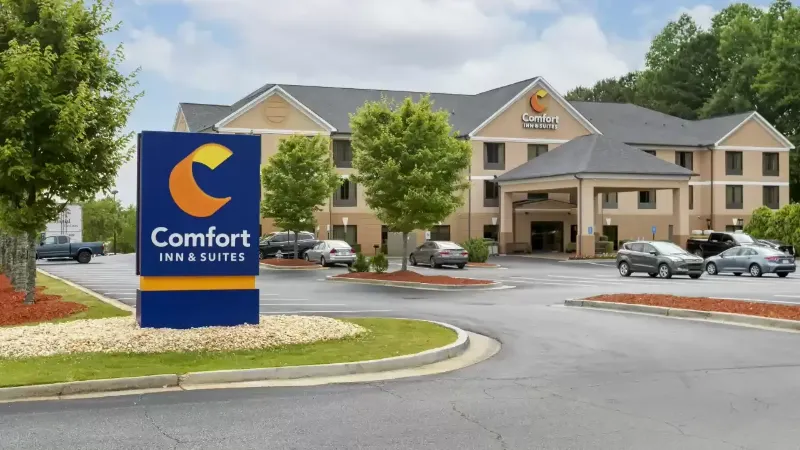 Comfort Inn & Suites Peachtree Corners, room with private jacuzzi, photo 6