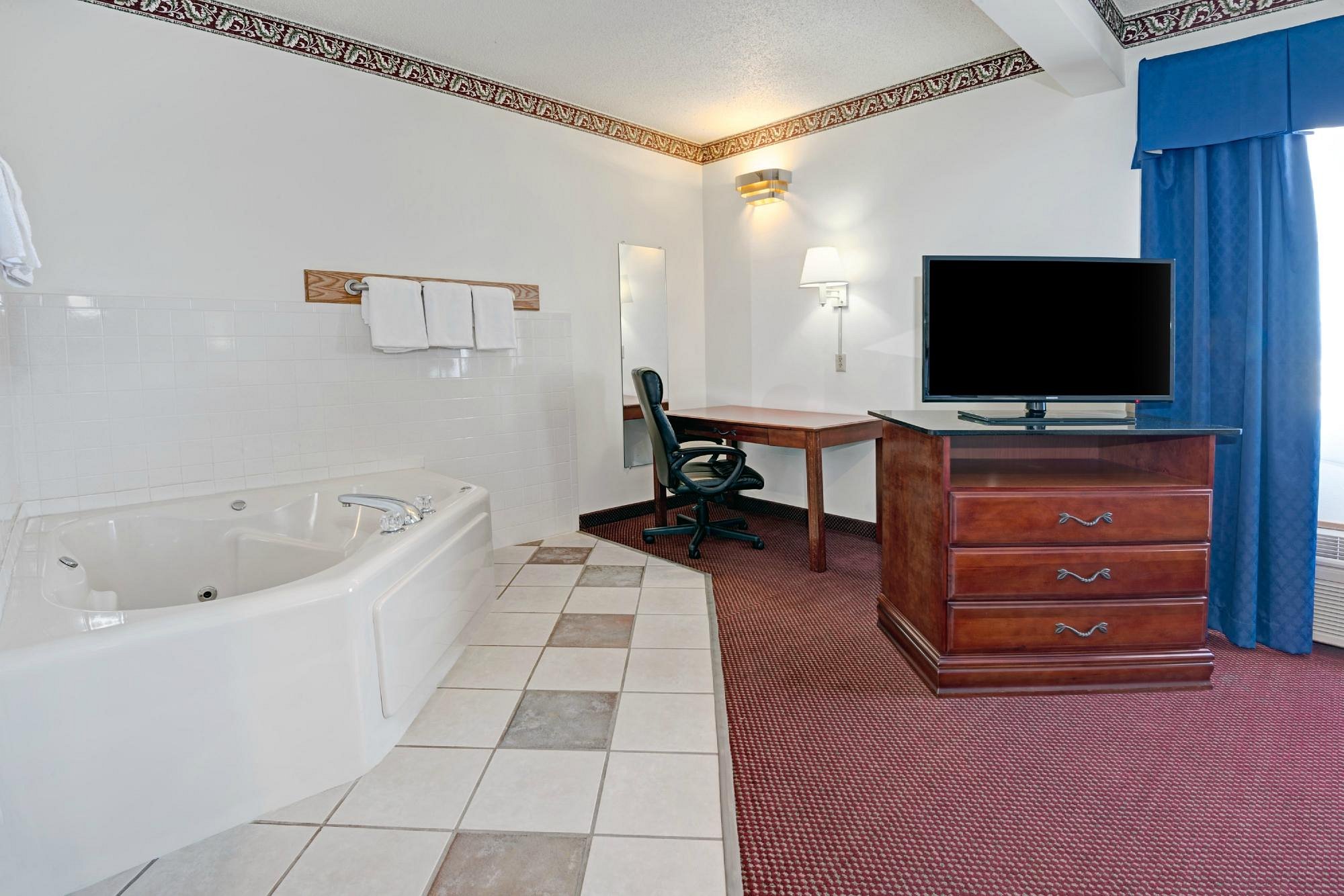 Days Inn by Wyndham Laramie, room with private jacuzzi, photo 1