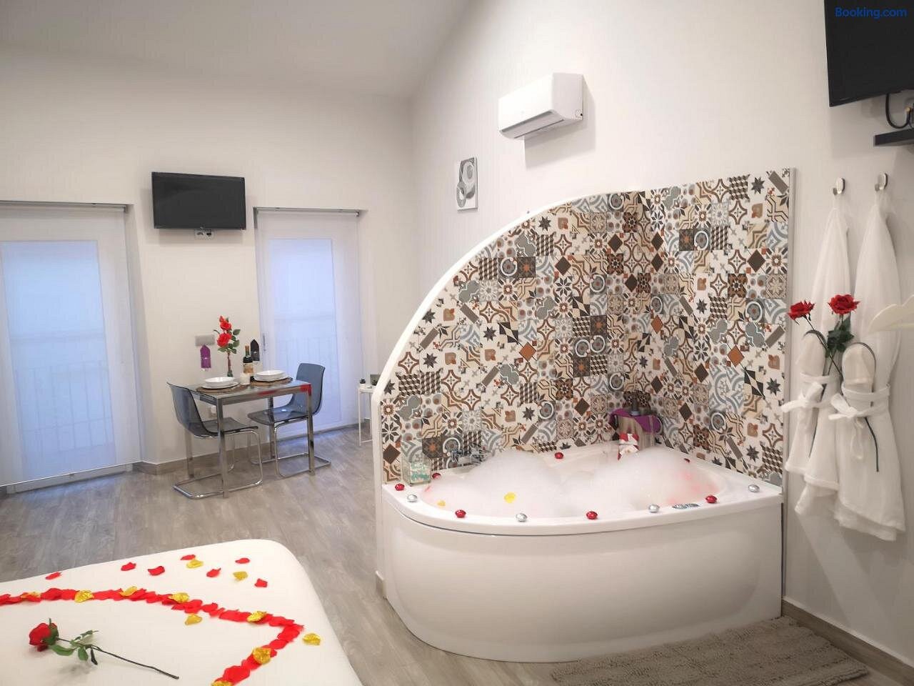 ERES EMERITA “Apartamentos y Suite”, habitación con jacuzzi privado