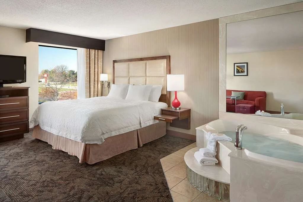 Rochester hotels with hot tub in room