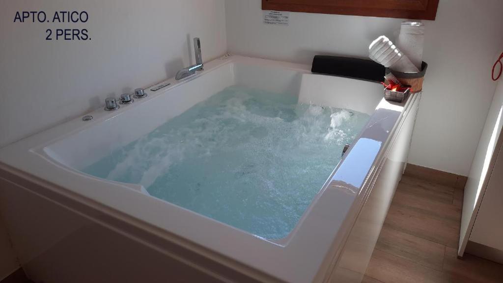 El Tranco Apartamentos, habitación con jacuzzi privado