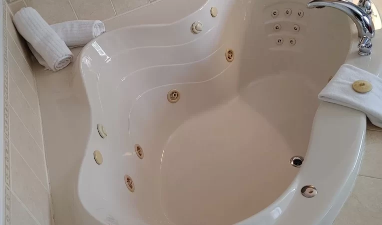 Elm Hurst Inn Spa Ingersoll - jacuzzi hotel room