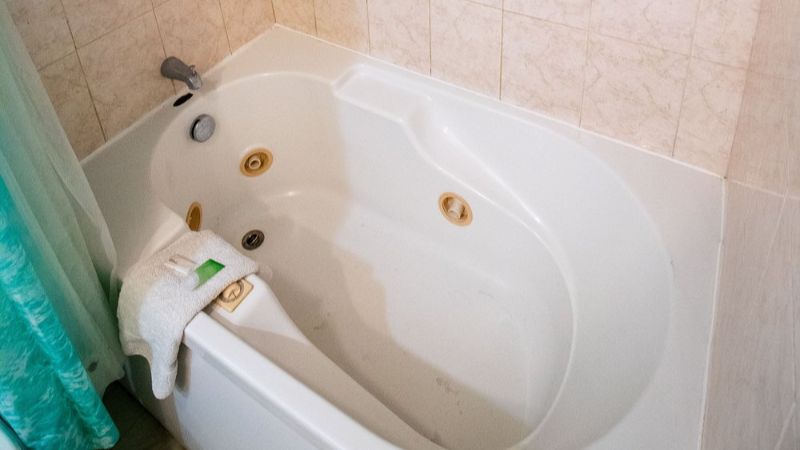 Fairbanks Extended Stay, room with private jacuzzi, photo 1