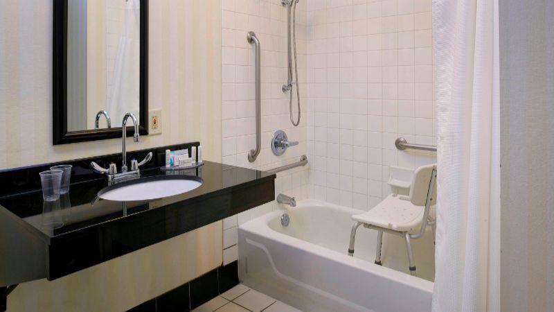 Fairfield Inn by Marriott Richmond, room with private jacuzzi, photo 4