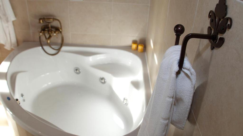 Finca El Encinar / Restaurante – Hotel, habitación con jacuzzi privado