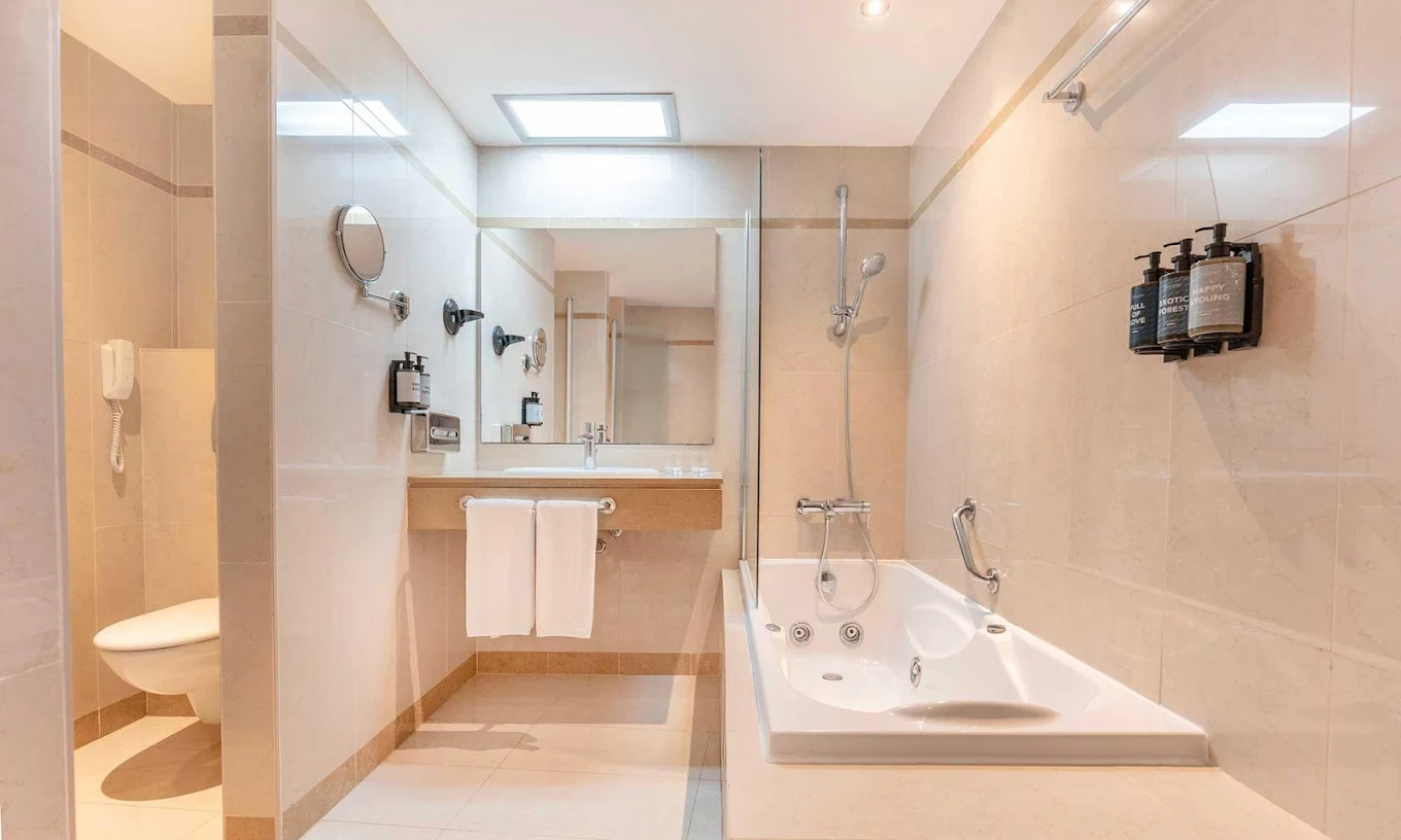Grand Palladium Select Palace Ibiza, habitación con jacuzzi privado