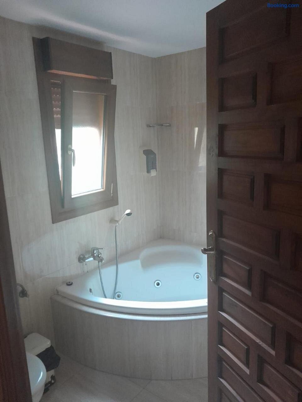 Habitaciones Restaurante Asador El Puente Galdames, habitación con jacuzzi privado