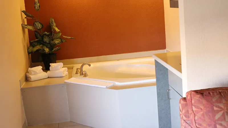 Hampton Inn BentonvilleRogers - jacuzzi hotel room