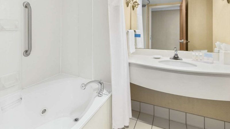 Hampton Inn Columbus North e1756887235774 - jacuzzi hotel room