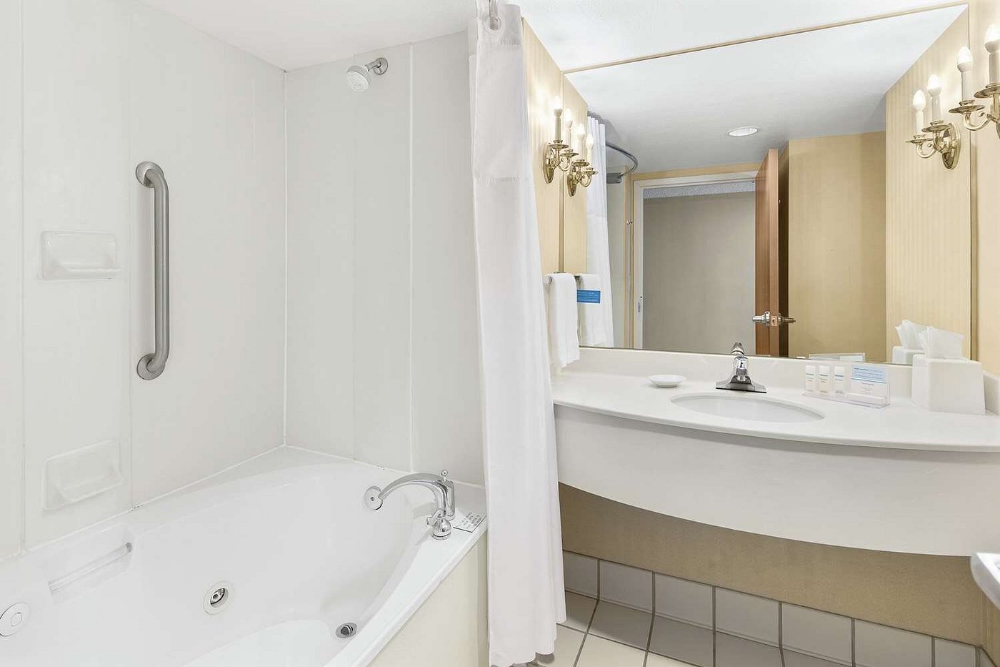 Hampton Inn Columbus-North — the water at Columbus