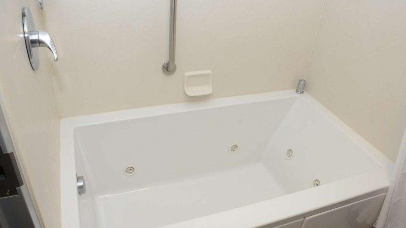 Hampton Inn & Suites Albany At Albany Mall: the Studio King Suite with Whirlpool in Albany, GA