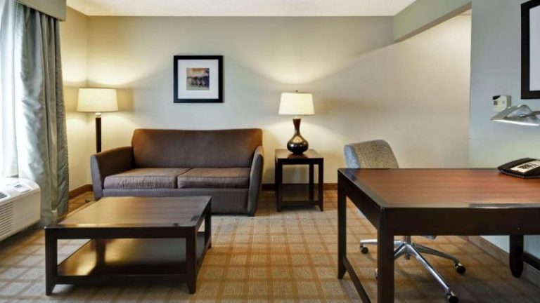 Hampton Inn & Suites Detroit-Canton