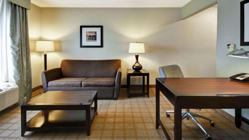 Hampton Inn & Suites Detroit-Canton, room with private jacuzzi, photo 4