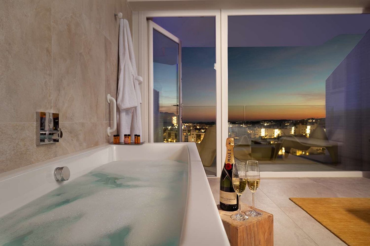 Higuerón Hotel Curio Collection by Hilton, habitación con jacuzzi privado