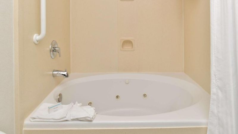 Hilton Garden Inn Dallas Addison 1 - jacuzzi hotel room