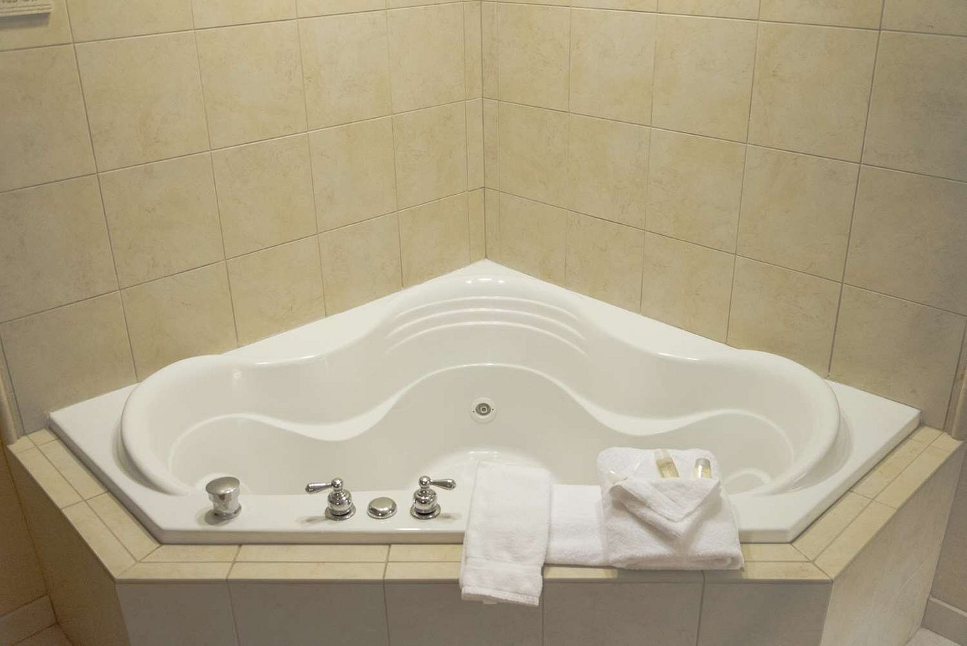 Hilton Garden Inn Laramie, room with private jacuzzi, photo 1