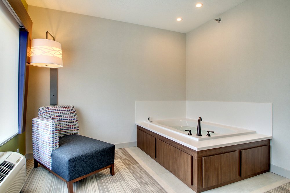 Holiday Inn Express & Suites Aurora - Naperville By IHG