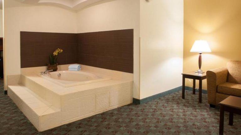 Holiday Inn Express & Suites Canton, an IHG hotel