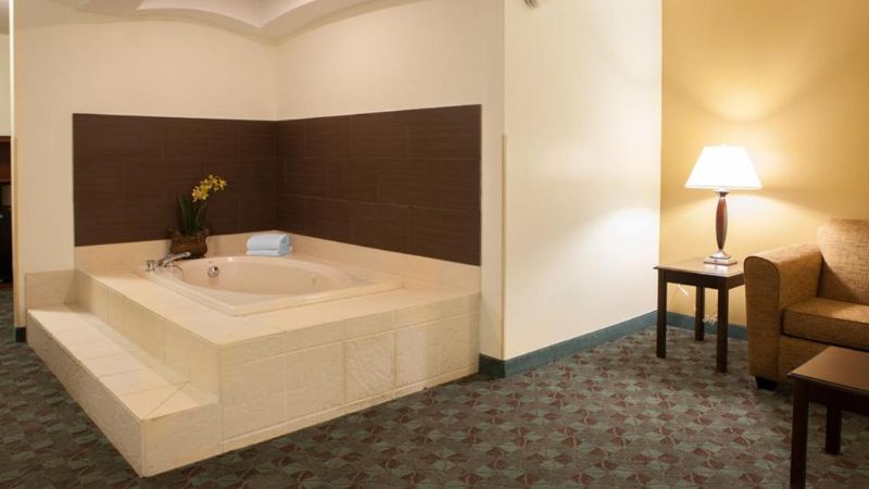 Holiday Inn Express & Suites Canton, an IHG hotel