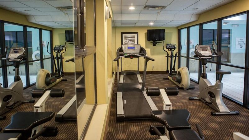 Holiday Inn Express & Suites Canton, an IHG hotel, room with private jacuzzi, photo 7