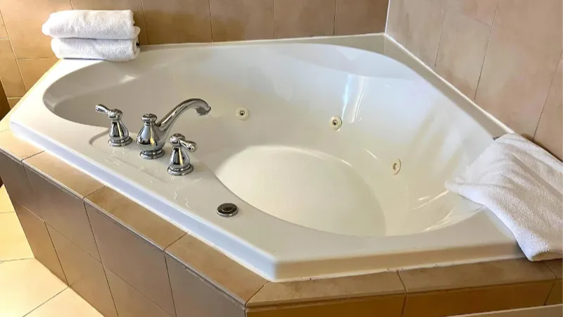 Holiday Inn Express Suites Moultrie1 - jacuzzi hotel room