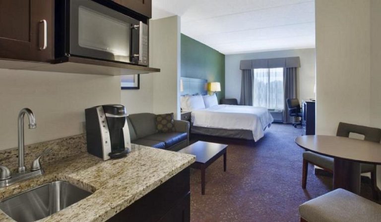 Holiday Inn Express & Suites Saginaw By IHG