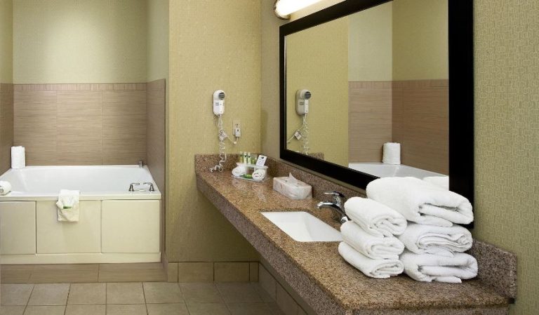 Holiday Inn Express & Suites Saginaw By IHG