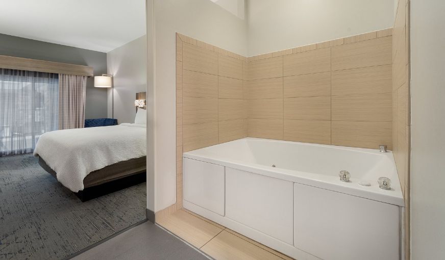Holiday Inn Express & Suites Saginaw By IHG
