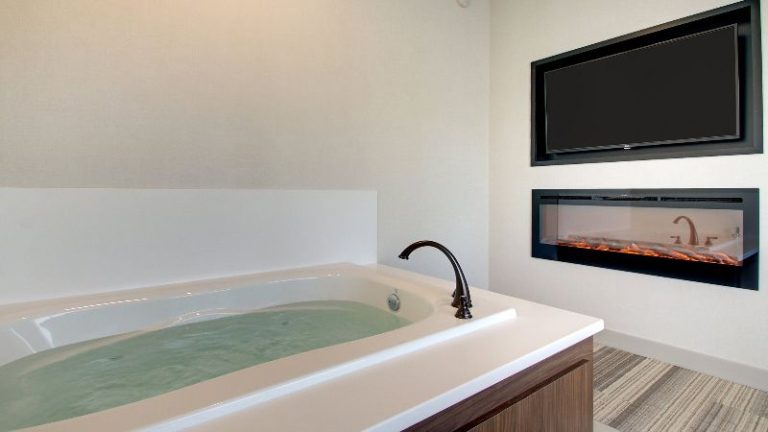 Holiday Inn Express & Suites Aurora – Naperville By IHG