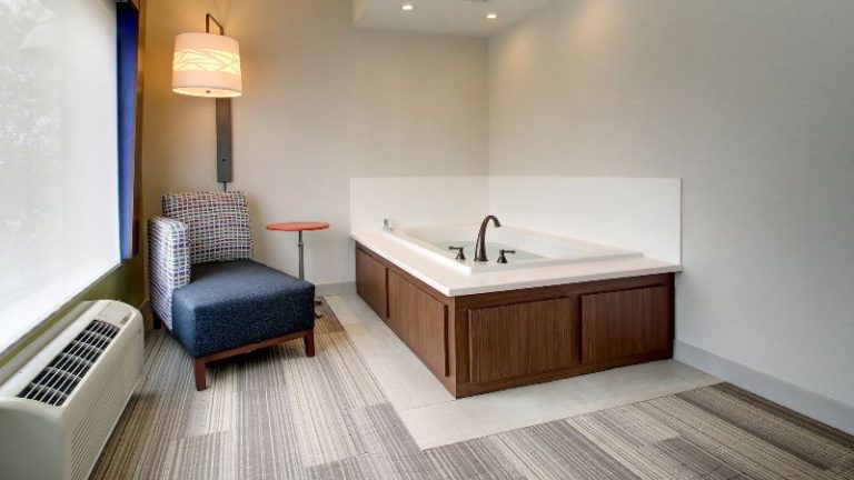 Holiday Inn Express & Suites Aurora – Naperville By IHG
