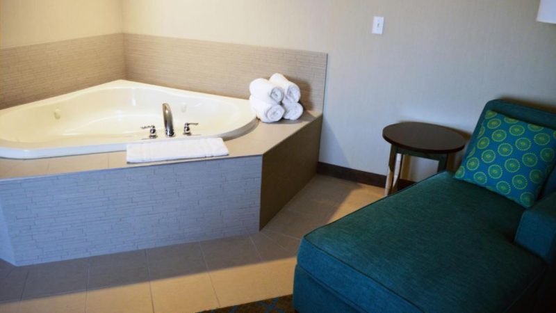 Holiday Inn Suites Syracuse Airport Liverpool by IHG - jacuzzi hotel room