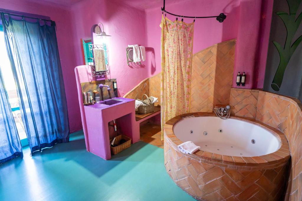 Hotel Alma de Romero, habitación con jacuzzi privado