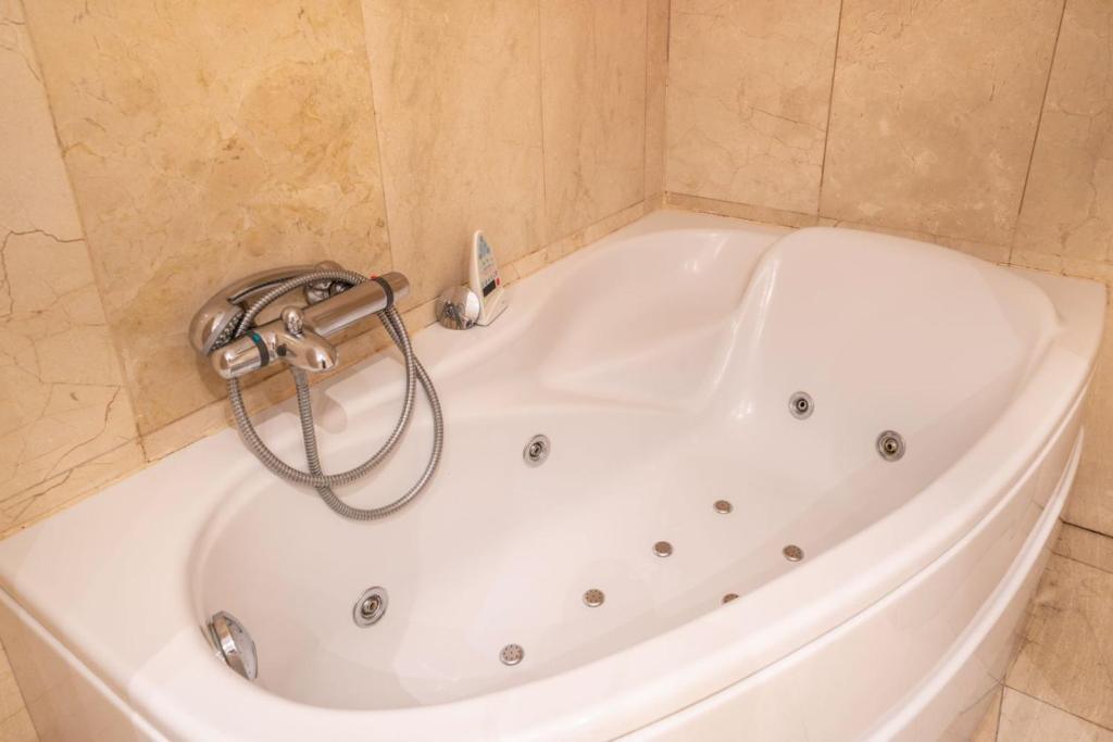 Hotel Doña Urraca, habitación con jacuzzi privado