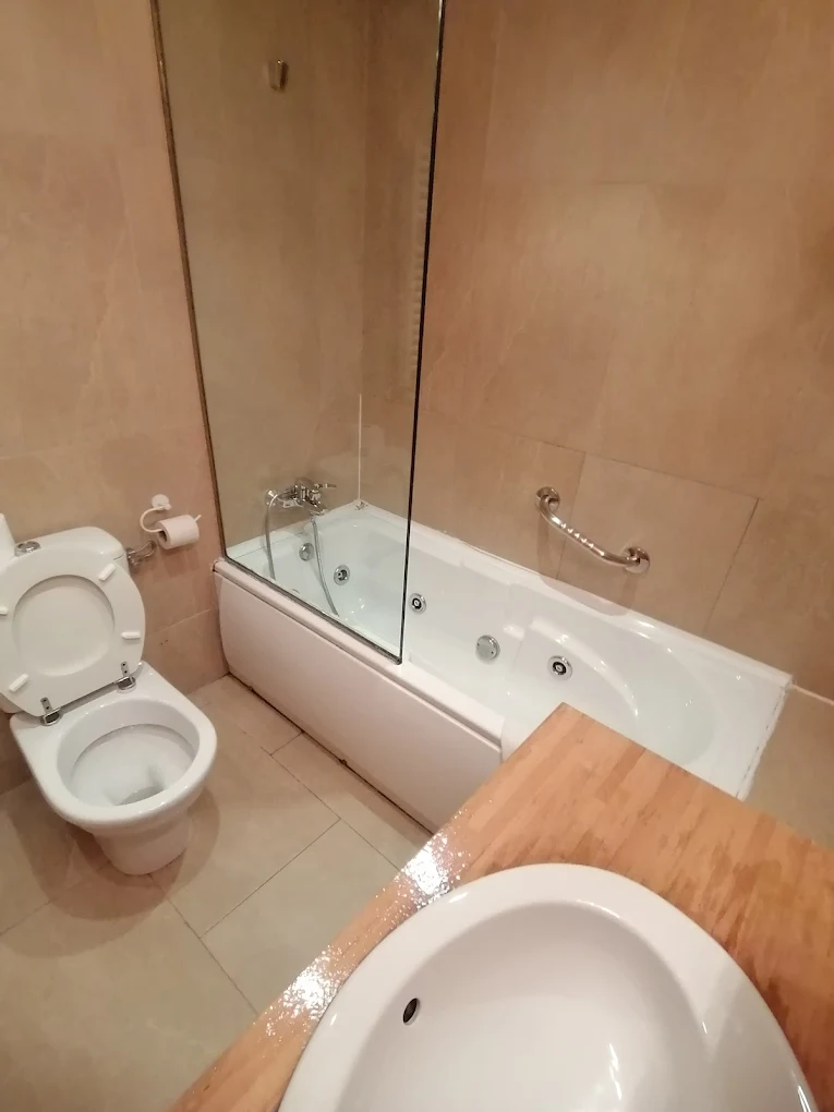 Hotel Gueñes, habitación con jacuzzi privado