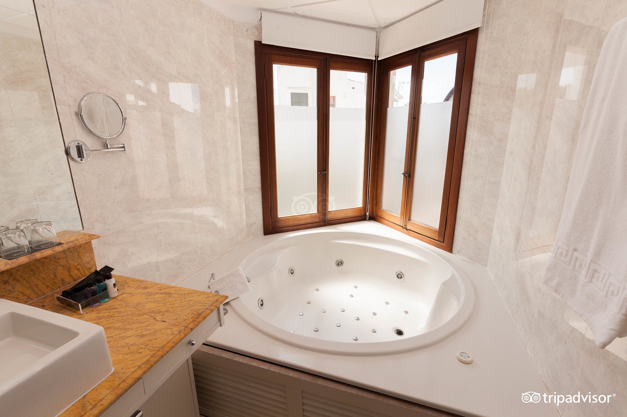 Hotel Menorca Binibeca – Adults Only – By Pierre & Vacances Premium, habitación con jacuzzi privado