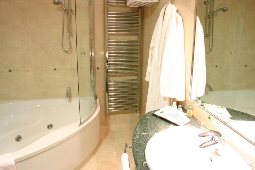 Hotel Sercotel Guadiana, habitación con jacuzzi privado