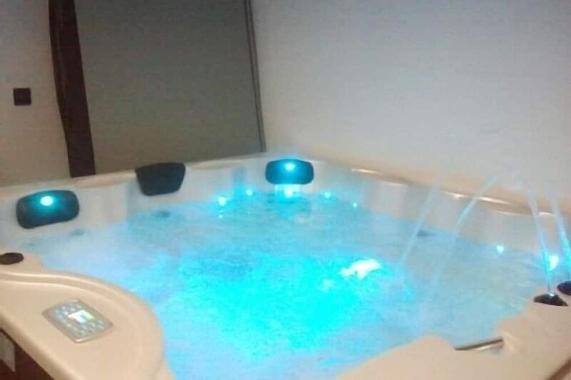 House with jacuzzi in the Ribera de Duero, habitación con jacuzzi privado