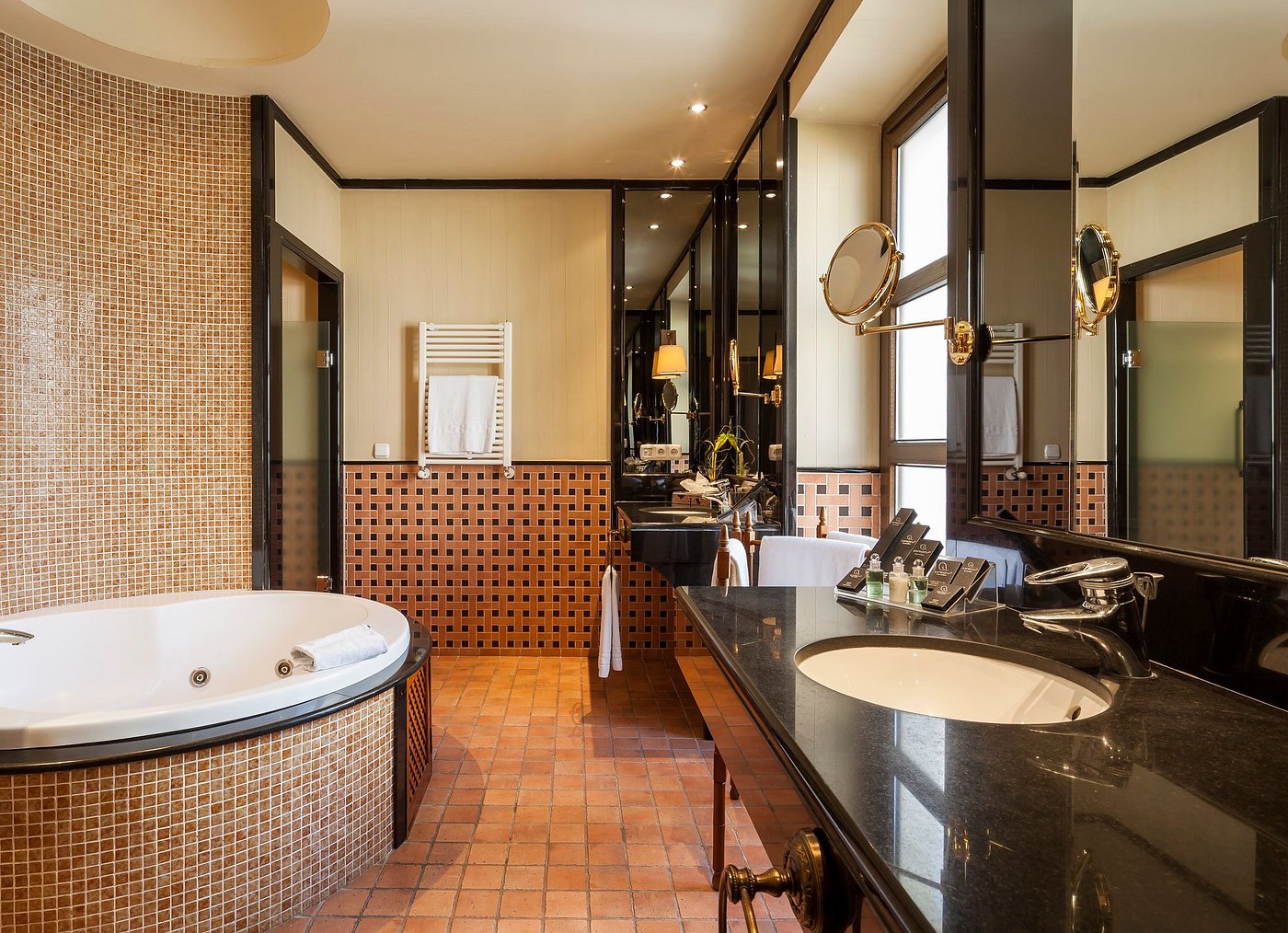 ILUNION Merida Palace, habitación con jacuzzi privado