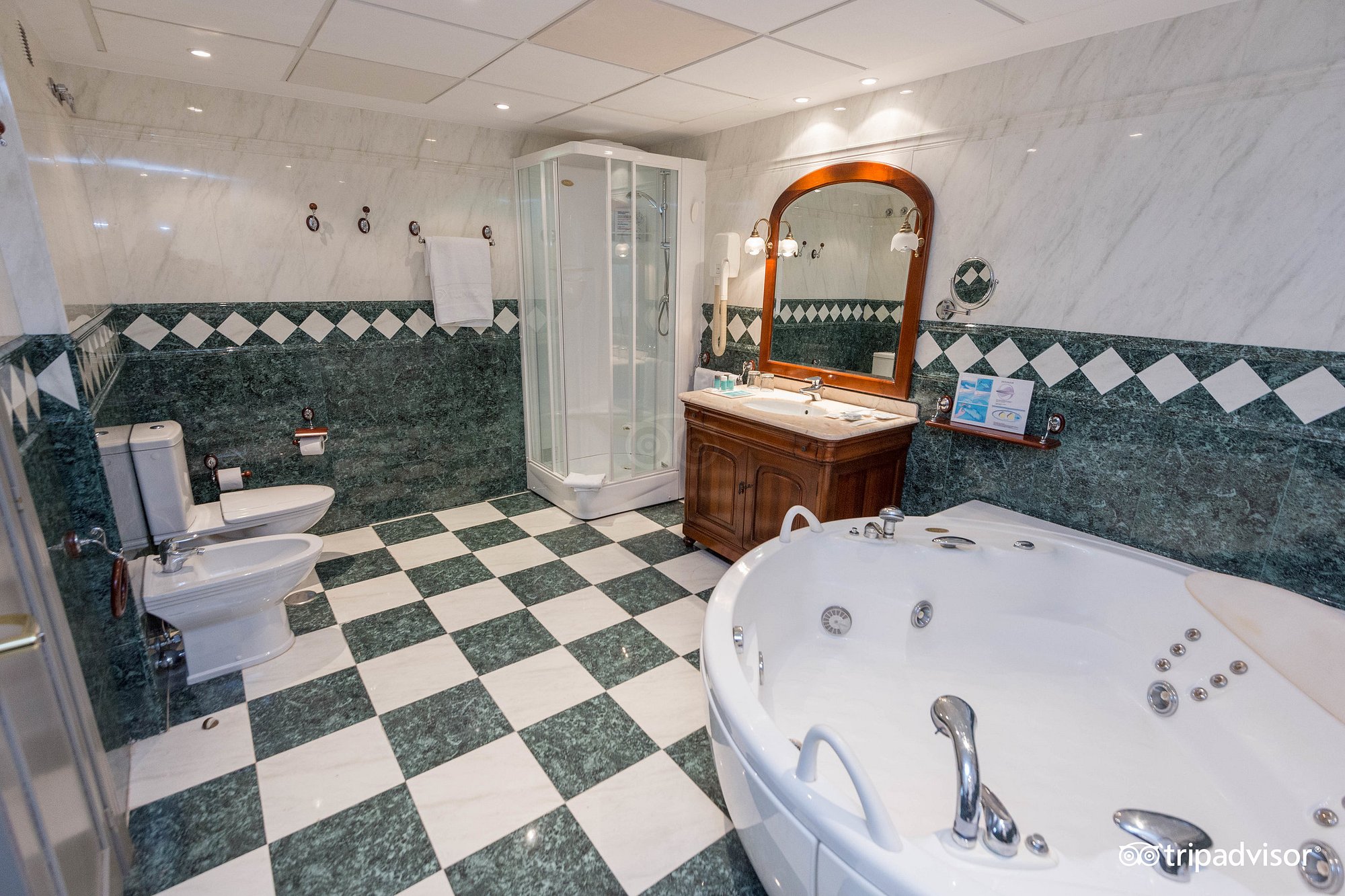 Ilunion Las Lomas, habitación con jacuzzi privado