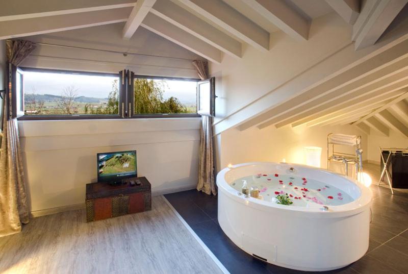 La Posada de Langre Anexo, habitación con jacuzzi privado