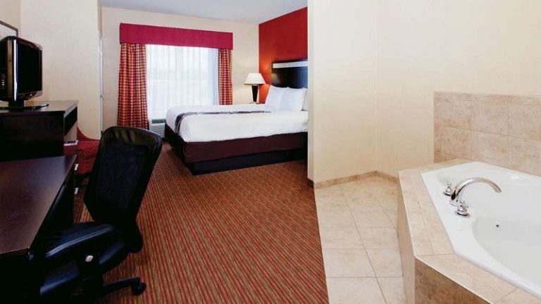 La Quinta Inn & Suites by Wyndham Warner Robins – Robins AFB