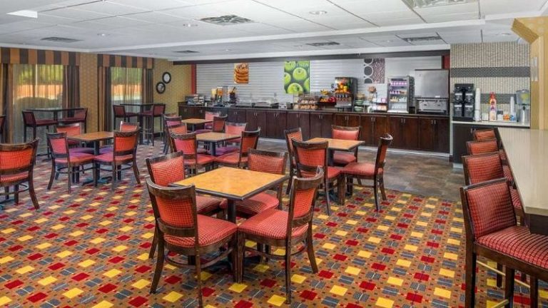 La Quinta Inn & Suites by Wyndham Warner Robins – Robins AFB