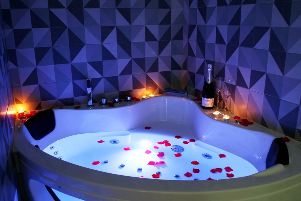 Las 13 Llaves Apartamentos, habitación con jacuzzi privado