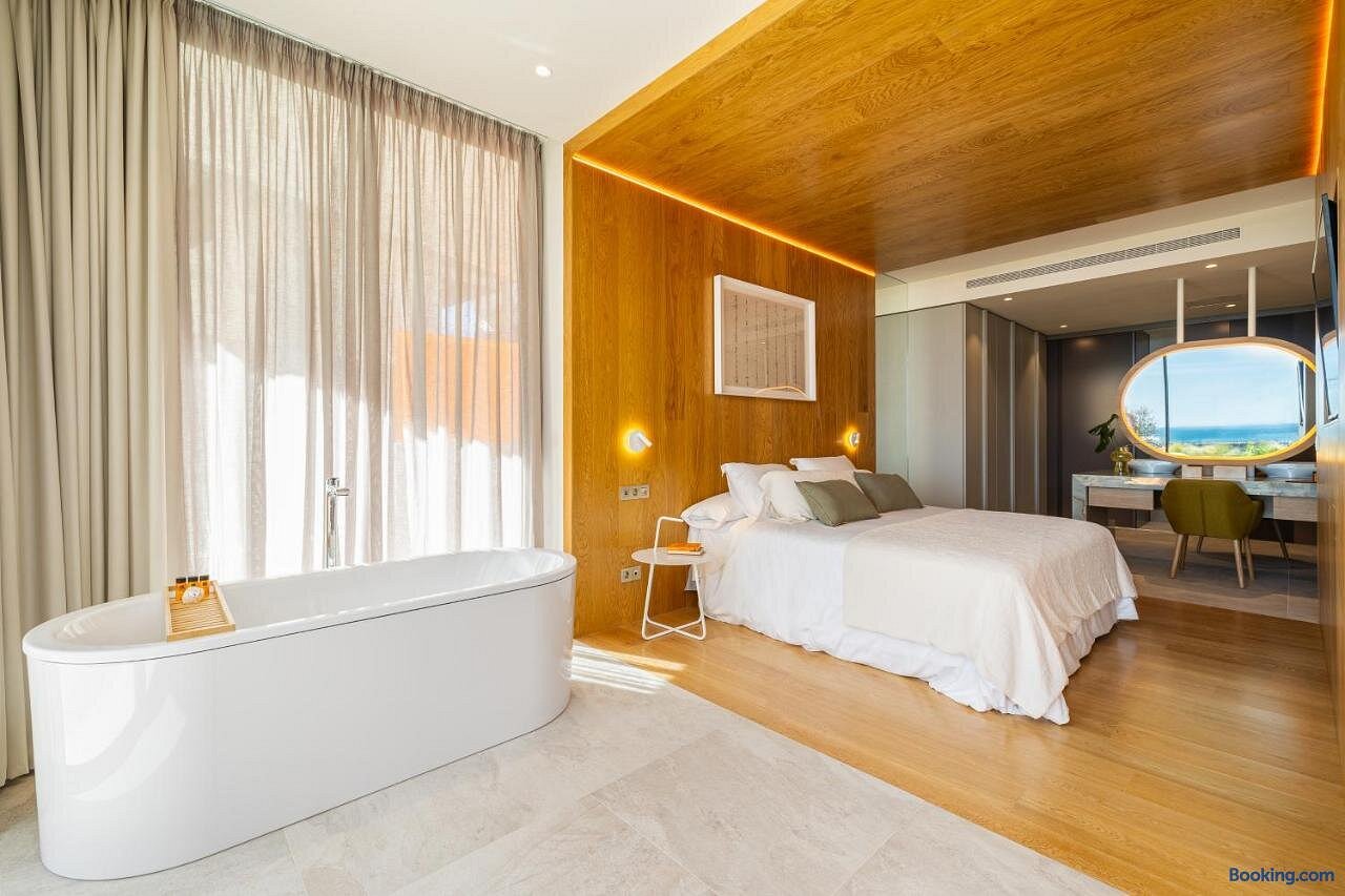 Leiro Suites & Residences, habitación con jacuzzi privado