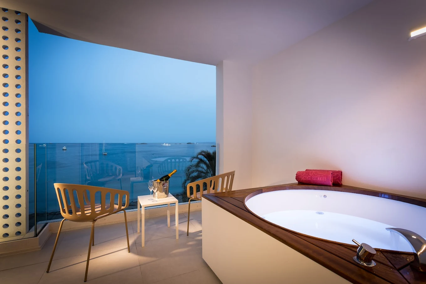 One Ibiza Suites, habitación con jacuzzi privado