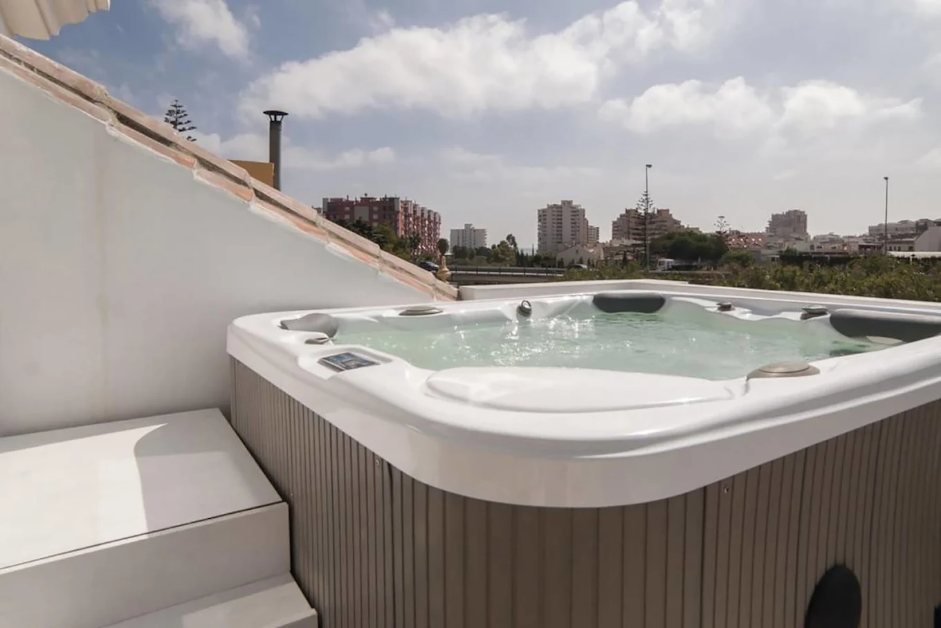 Pacos Fuengirola House Townhouse, habitación con jacuzzi privado