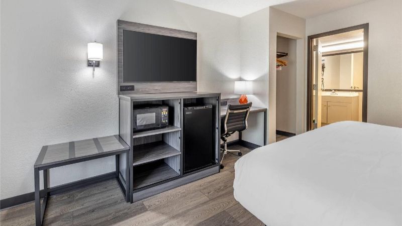Quality Inn, room with private jacuzzi, photo 3