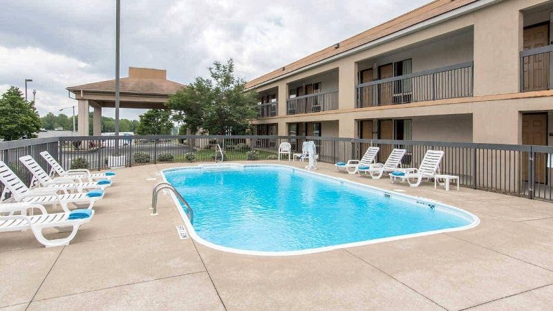 Quality Inn, room with private jacuzzi, photo 6